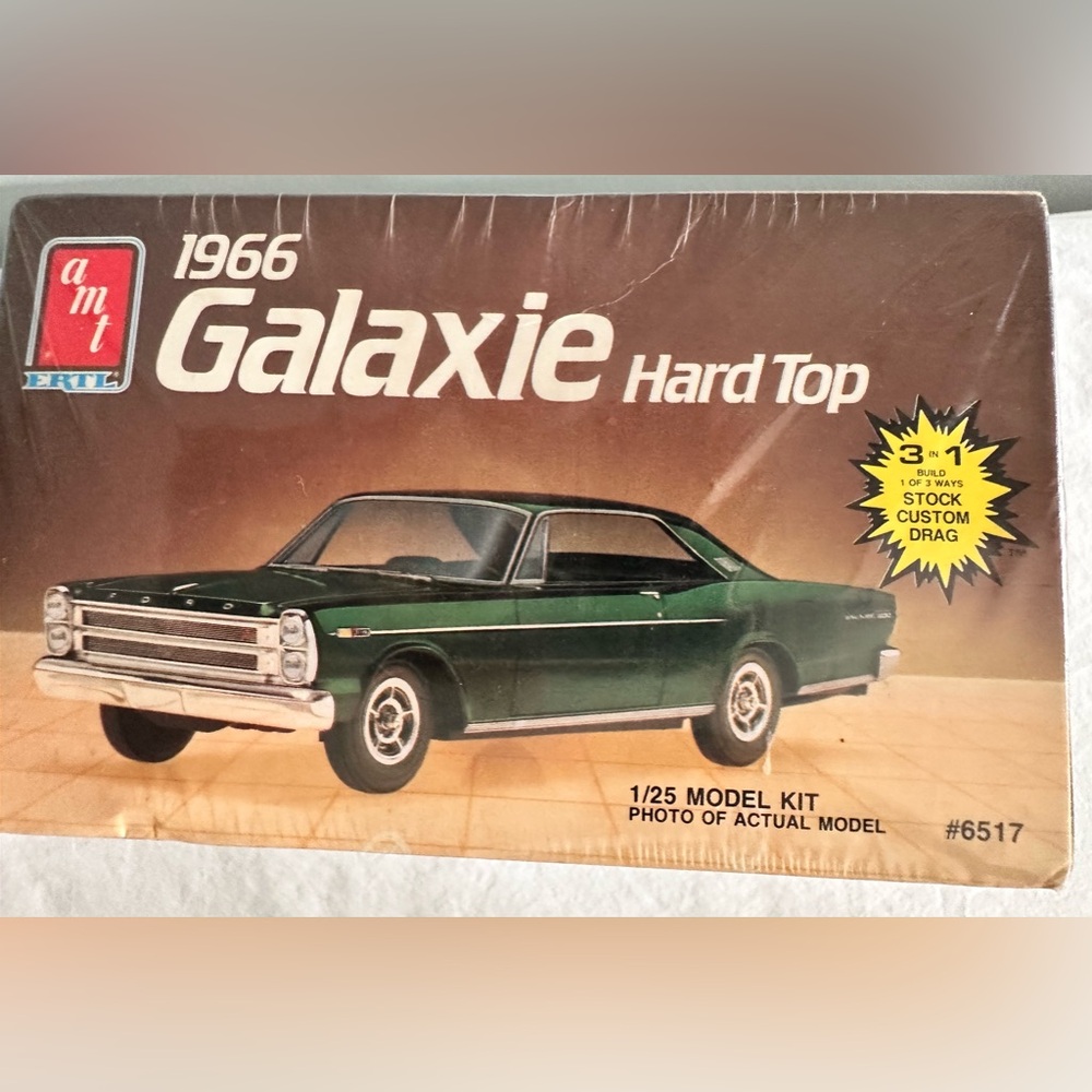 AMT 1966 Ford Galaxie Hardtop 1.25 scale model kit. VINTAGE ITEM!  SEALED BOX! - Picture 2 of 6